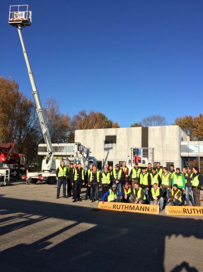 Eine ausgiebige Geräteerprobung konnten die Baumpfleger bei der Firma Ruthmann Hubsteiger vornehmen (Foto Jörg Cremer).