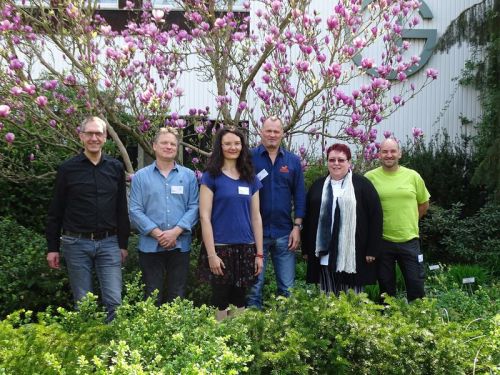 Bei bestem Wetter zeigten sich die Referenten in gärtnerischer Umgebung gut gelaunt